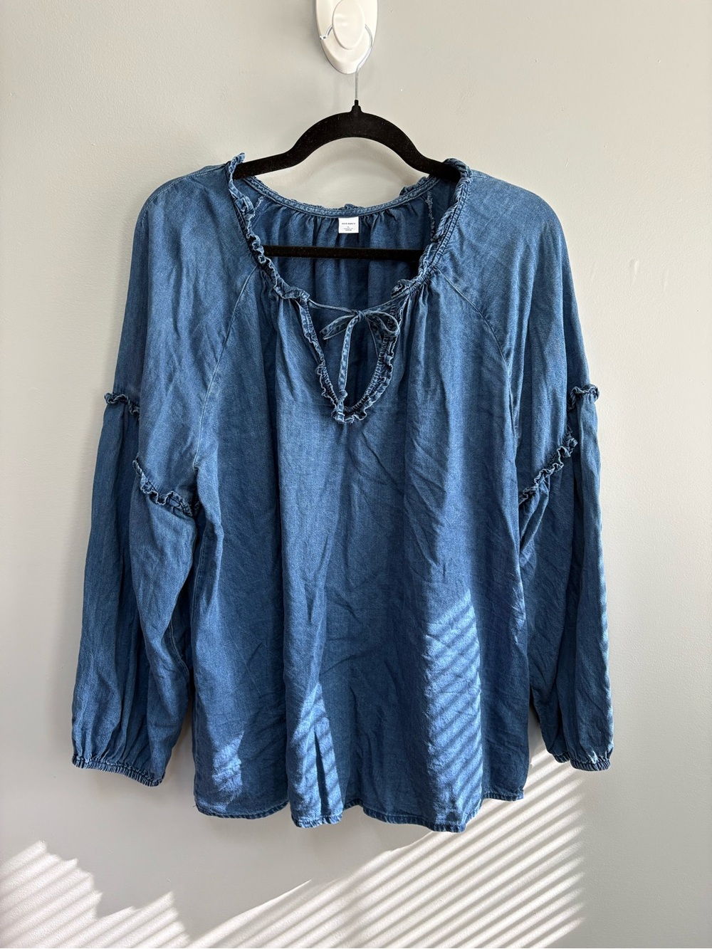 Old Navy Women’s Denim Blue Ruffle Tie-Neck Peasant Long Sleeve Blouse‎ Size L